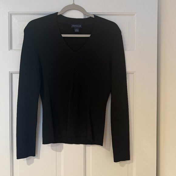 Ann Taylor V-Neck Sweater -- Medium - Picture 1 of 7
